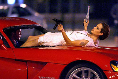 Анджелину Джоли засняли лежащей на дорогой машине