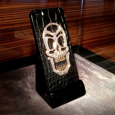 Золотой череп с алмазами стал «изюминкой» смартфона iPhon Skull Edition