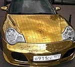Золотой Porsche 911 колесит по Москве