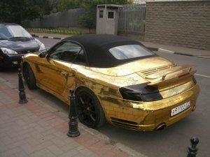 Золотой Porsche 911 колесит по Москве