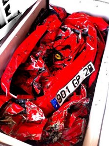 Разбитый вдребезги Ferrari увековечили в дизайнерском столе