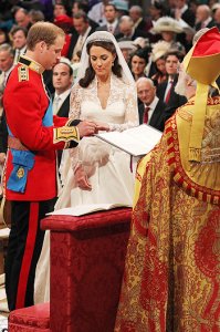 Брак принца Уильяма и Кейт Миддлтон «скрепили» в Москве на Лужковом мосту