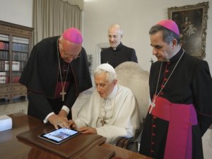 Священник продал iPad Папы Римского на аукционе