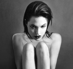 Уйдут с молотка откровенные фотографии 20-летней Анджелины Джоли