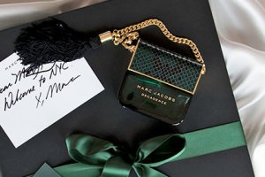 Флакон парфюма в форме сумочки от Marc Jacobs