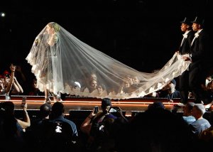 Свадебная фата замотала Мадонну на концерте (видео)