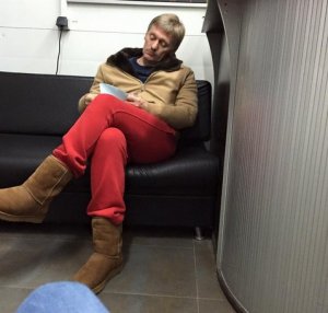 Угги и красные штаны Дмитрия Пескова привлекли внимания досужих журналистов