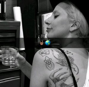 Новая татуировка Леди Гаги: солидарность с жертвами сексуального насилия (видео)