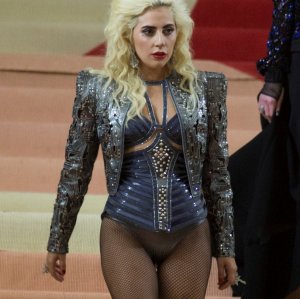 Леди Гага прошлась по красной дорожке в образе бунтарки-рокерши