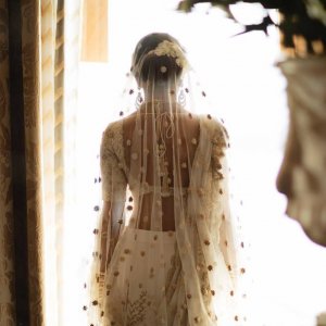 Необычный свадебный наряд невесты, рассказывающий об истории любви