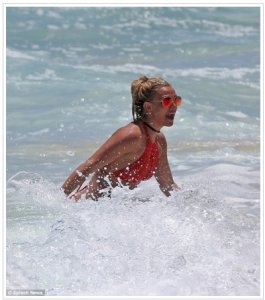 Бритни Спирс знает все о пляжных развлечениях