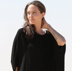Анджелина Джоли была осуждена мусульманским миром, за то, что не носит бюстгальтер