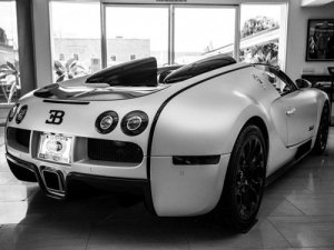 Чёрно-белый Bugatti Veyron для амбициозных стиляг