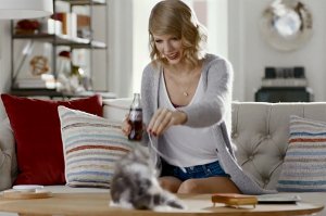 Тэйлор Свифт и её кошка Оливия стали «лицами» бренда Diet Coke