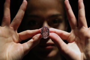 Ушло с молотка жемчужное ожерелье королевы Швеции за $3.420.000