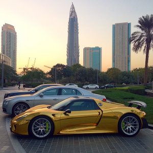 Porsche 918 Spyder, покрытый золотом, стал украшением дорог Саудовской Аравии