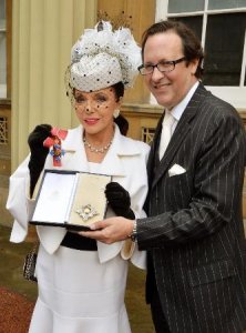 Джоан Коллинз наградили королевским орденом и высоким титулом