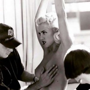 Мадонна разместила откровенные фото как протест против цензуры в интернете